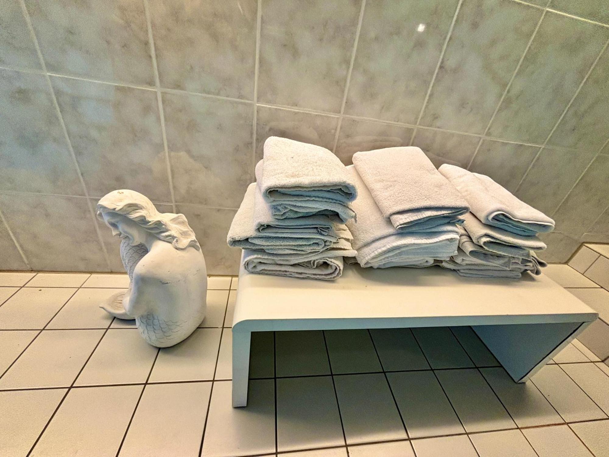 Magisches Doppelzimmer Mit Atemberaubender Wasserfall-Wand In Seligenstadt Buitenkant foto